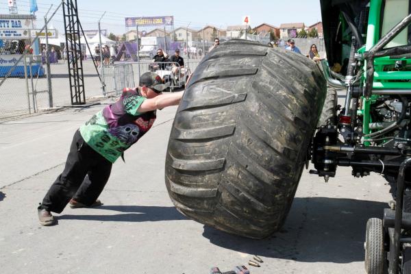 Monster Jam. Traktorirehvid sobivad ka monsterautodele